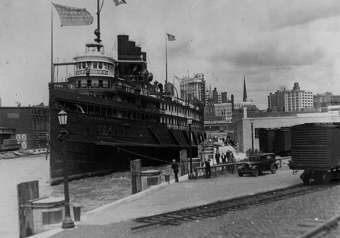 Seeabdbee-docks-at-Buffalo.jpg